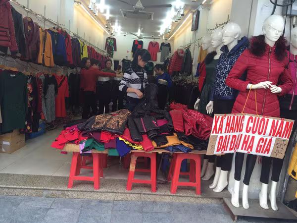 Cận Tết, tắc đường vì mua hàng xả kho, thanh lý ảnh 1 Cận Tết, tắc đường vì mua hàng xả kho, thanh lý ảnh 1