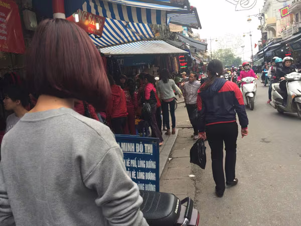 Cận Tết, tắc đường vì mua hàng xả kho, thanh lý ảnh 9 Cận Tết, tắc đường vì mua hàng xả kho, thanh lý ảnh 9