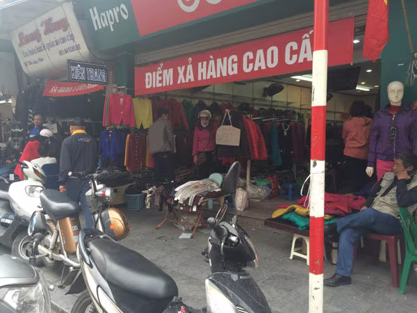 Cận Tết, tắc đường vì mua hàng xả kho, thanh lý ảnh 5 Cận Tết, tắc đường vì mua hàng xả kho, thanh lý ảnh 5