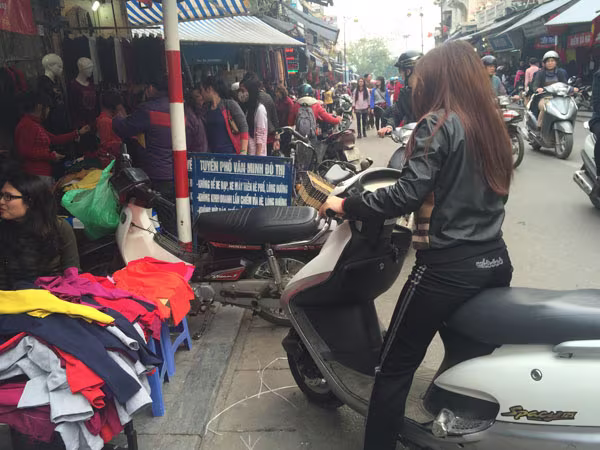 Cận Tết, tắc đường vì mua hàng xả kho, thanh lý ảnh 10 Cận Tết, tắc đường vì mua hàng xả kho, thanh lý ảnh 10