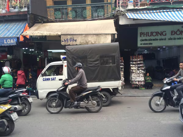 Cận Tết, tắc đường vì mua hàng xả kho, thanh lý ảnh 8 Cận Tết, tắc đường vì mua hàng xả kho, thanh lý ảnh 8