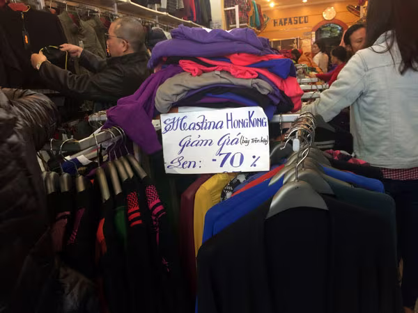 Cận Tết, tắc đường vì mua hàng xả kho, thanh lý ảnh 2 Cận Tết, tắc đường vì mua hàng xả kho, thanh lý ảnh 2