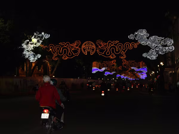 Phố phường Hà Nội "thay áo mới" đón Tết  ảnh 6