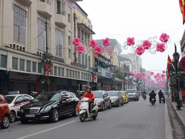 Phố phường Hà Nội "thay áo mới" đón Tết  ảnh 4