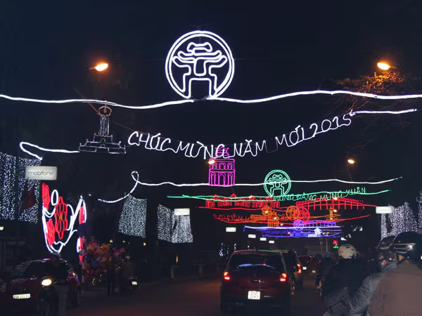 Phố phường Hà Nội "thay áo mới" đón Tết ảnh 7 Phố phường Hà Nội "thay áo mới" đón Tết ảnh 7