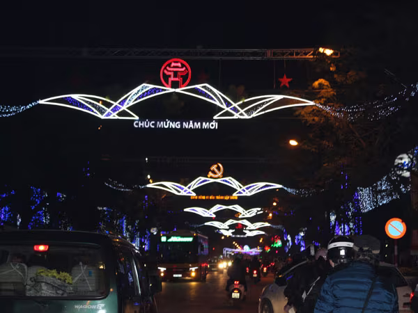 Phố phường Hà Nội "thay áo mới" đón Tết  ảnh 8