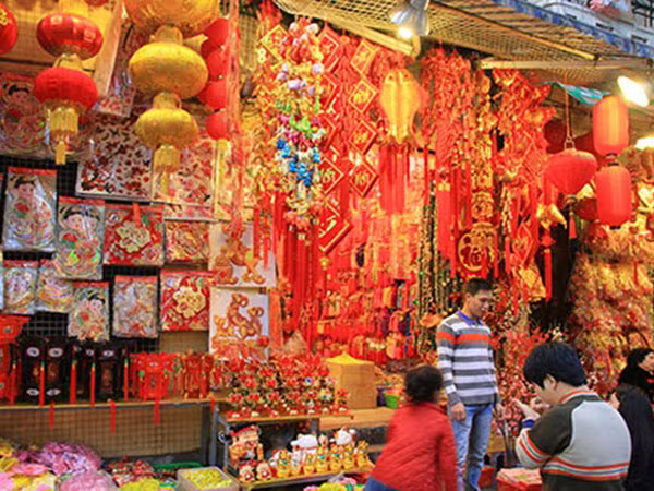 Phố phường Hà Nội "thay áo mới" đón Tết  ảnh 3