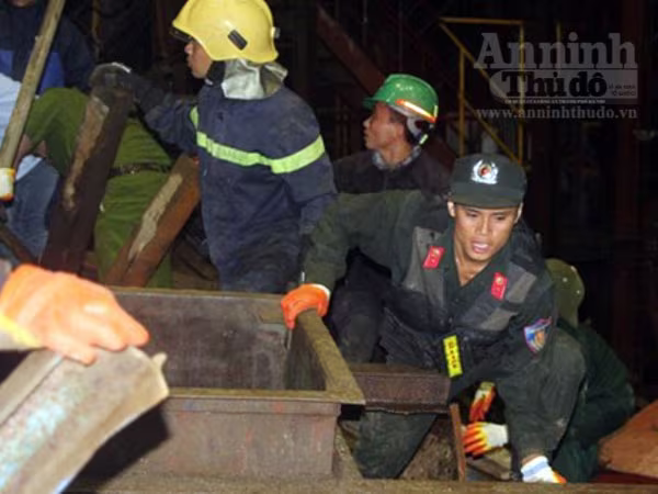 Công an Hà Tĩnh vào cuộc điều tra nguyên nhân vụ sập giàn giáo ở Formosa ảnh 3