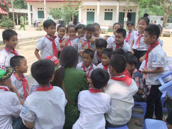 Mang niềm vui đến với học sinh khó khăn, vươn lên trong học tập ảnh 2 Mang niềm vui đến với học sinh khó khăn, vươn lên trong học tập ảnh 2