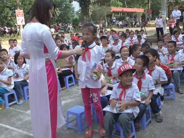 Mang niềm vui đến với học sinh khó khăn, vươn lên trong học tập ảnh 8 Mang niềm vui đến với học sinh khó khăn, vươn lên trong học tập ảnh 8