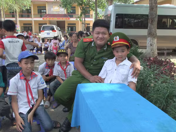 Mang niềm vui đến với học sinh khó khăn, vươn lên trong học tập ảnh 4 Mang niềm vui đến với học sinh khó khăn, vươn lên trong học tập ảnh 4