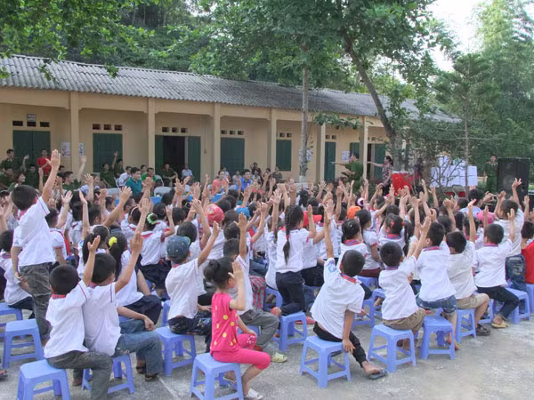 Mang niềm vui đến với học sinh khó khăn, vươn lên trong học tập ảnh 6 Mang niềm vui đến với học sinh khó khăn, vươn lên trong học tập ảnh 6