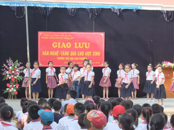 Mang niềm vui đến với học sinh khó khăn, vươn lên trong học tập ảnh 5 Mang niềm vui đến với học sinh khó khăn, vươn lên trong học tập ảnh 5
