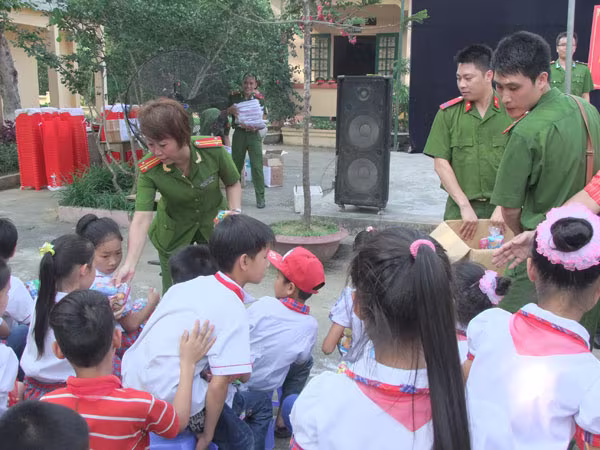Mang niềm vui đến với học sinh khó khăn, vươn lên trong học tập ảnh 7 Mang niềm vui đến với học sinh khó khăn, vươn lên trong học tập ảnh 7