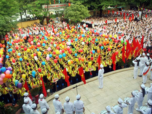 Chủ tịch UBND TP Hà Nội Nguyễn Thế Thảo đánh trống khai giảng tại trường THCS Giảng Võ ảnh 2