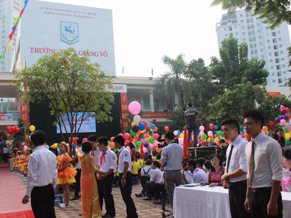 Chủ tịch UBND TP Hà Nội Nguyễn Thế Thảo đánh trống khai giảng tại trường THCS Giảng Võ ảnh 10