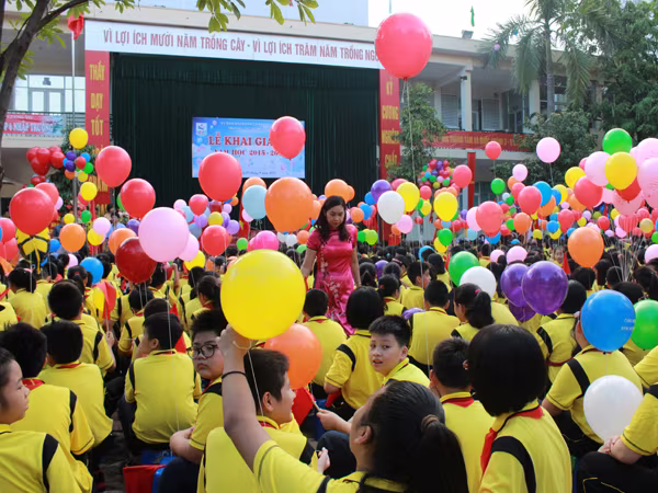 Chủ tịch UBND TP Hà Nội Nguyễn Thế Thảo đánh trống khai giảng tại trường THCS Giảng Võ ảnh 8