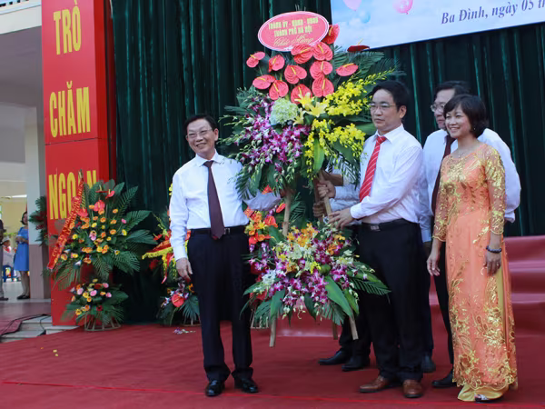 Chủ tịch UBND TP Hà Nội Nguyễn Thế Thảo đánh trống khai giảng tại trường THCS Giảng Võ ảnh 5