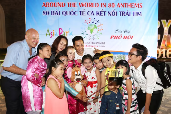 Xem đại sứ nhỏ tuổi nhất làng trẻ em SOS hát quốc ca tại Asia Park ảnh 4 Xem đại sứ nhỏ tuổi nhất làng trẻ em SOS hát quốc ca tại Asia Park ảnh 4