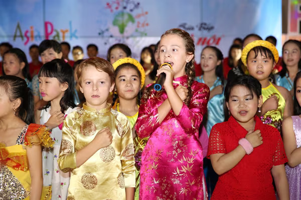 Xem đại sứ nhỏ tuổi nhất làng trẻ em SOS hát quốc ca tại Asia Park ảnh 2 Xem đại sứ nhỏ tuổi nhất làng trẻ em SOS hát quốc ca tại Asia Park ảnh 2
