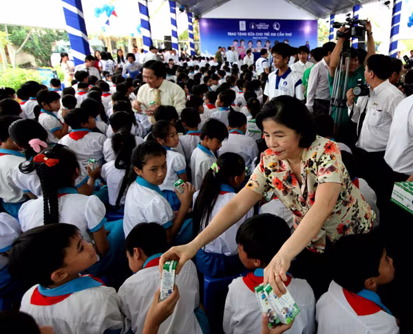 Quỹ sữa vươn cao Việt Nam và Vinamilk tiếp tục trao tặng sữa cho trẻ em tại Cần Thơ ảnh 3 Quỹ sữa vươn cao Việt Nam và Vinamilk tiếp tục trao tặng sữa cho trẻ em tại Cần Thơ ảnh 3