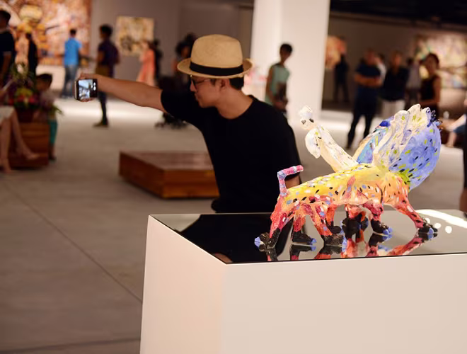 Khách tham quan không “cưỡng” được sự thích thú với các tác phẩm độc đáo của họa sĩ Lê Kinh Tài.