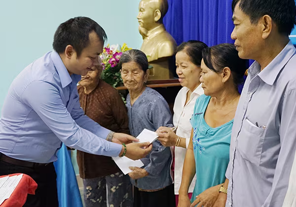 Tân Hiệp Phát tặng quà Tết cho các gia đình chính sách tại Bình Dương ảnh 2 Tân Hiệp Phát tặng quà Tết cho các gia đình chính sách tại Bình Dương ảnh 2