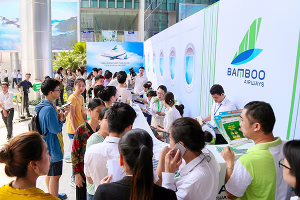 Khách "đội nắng" chờ "săn" vé ưu đãi tại Bamboo Airways Tower 265 Cầu Giấy ảnh 2