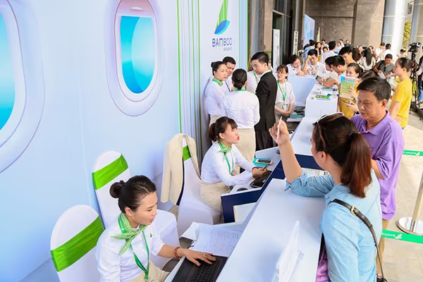 Khách "đội nắng" chờ "săn" vé ưu đãi tại Bamboo Airways Tower 265 Cầu Giấy ảnh 6