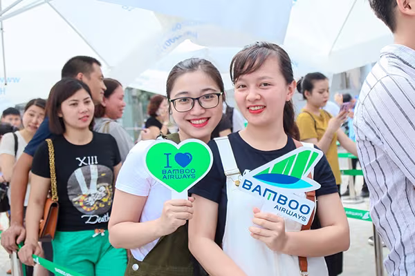 Khách "đội nắng" chờ "săn" vé ưu đãi tại Bamboo Airways Tower 265 Cầu Giấy ảnh 8