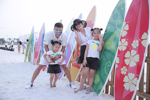 Vingroup "thắp sáng" hồ Vinhomes Ocean Park bằng "dàn sao khủng" showbiz ảnh 5 Vingroup "thắp sáng" hồ Vinhomes Ocean Park bằng "dàn sao khủng" showbiz ảnh 5