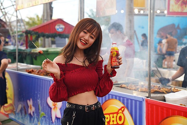 Ngập tràn "thính" và "mượn rượu tỏ tình" của các cặp đôi nổi tiếng trên sân khấu Phố Hàng Nóng Đà Nẵng ảnh 11 Ngập tràn "thính" và "mượn rượu tỏ tình" của các cặp đôi nổi tiếng trên sân khấu Phố Hàng Nóng Đà Nẵng ảnh 11