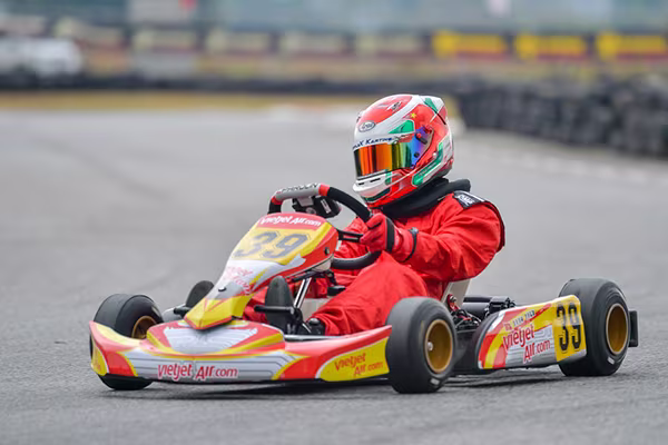 Tay đua Go-Kart trẻ tuổi nhất Việt Nam Doug Phạm: Mơ ước trở thành tay đua F1 người Việt đầu tiên ảnh 1 Tay đua Go-Kart trẻ tuổi nhất Việt Nam Doug Phạm: Mơ ước trở thành tay đua F1 người Việt đầu tiên ảnh 1