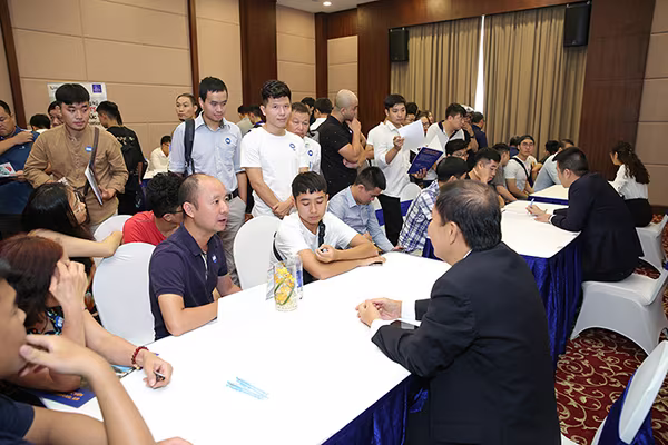 Đang làm ngân hàng Mỹ, quyết định về đăng kí học phi công Vinpearl Air ảnh 1