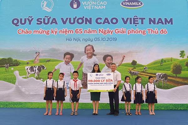 Hơn 60.000 cây xanh và 119.000 ly sữa được Vinamilk dành tặng cho trẻ em Hà Nội ảnh 6