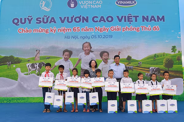 Hơn 60.000 cây xanh và 119.000 ly sữa được Vinamilk dành tặng cho trẻ em Hà Nội ảnh 1