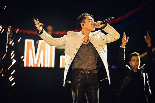 Cặp bài trùng Sơn Tùng M-TP - DJ Onionn tái hợp trên sân khấu vườn Nhật ảnh 1 Cặp bài trùng Sơn Tùng M-TP - DJ Onionn tái hợp trên sân khấu vườn Nhật ảnh 1