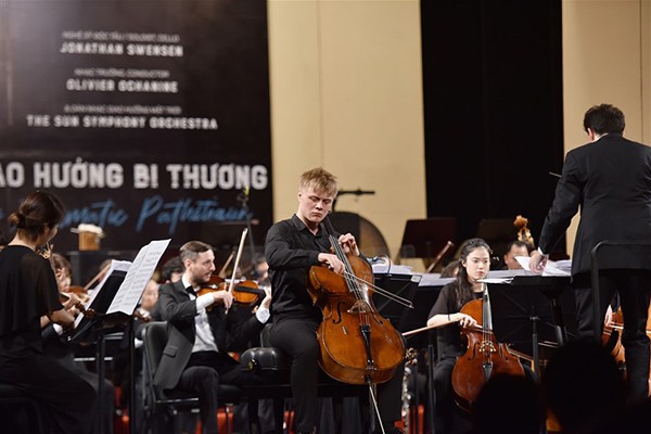 Nghệ sĩ trẻ Jonathan Swensen chinh phục khán giả Việt Nam với tiếng đàn cello ảnh 2 Nghệ sĩ trẻ Jonathan Swensen chinh phục khán giả Việt Nam với tiếng đàn cello ảnh 2
