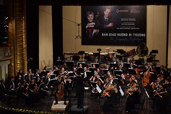 Nghệ sĩ trẻ Jonathan Swensen chinh phục khán giả Việt Nam với tiếng đàn cello ảnh 1 Nghệ sĩ trẻ Jonathan Swensen chinh phục khán giả Việt Nam với tiếng đàn cello ảnh 1