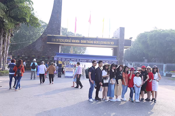 Bận rộn ngày áp Tết, bà con Tây Ninh vẫn nườm nượp mua vé đi cáp treo mới lên đỉnh Bà Đen ảnh 1 Bận rộn ngày áp Tết, bà con Tây Ninh vẫn nườm nượp mua vé đi cáp treo mới lên đỉnh Bà Đen ảnh 1