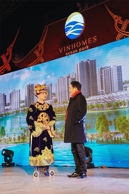 Ngọc Hoàng và các Táo vi hành quên lối về ở "Đảo hoa đào" ảnh 2 Ngọc Hoàng và các Táo vi hành quên lối về ở "Đảo hoa đào" ảnh 2