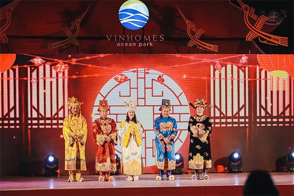 Ngọc Hoàng và các Táo vi hành quên lối về ở "Đảo hoa đào" ảnh 1 Ngọc Hoàng và các Táo vi hành quên lối về ở "Đảo hoa đào" ảnh 1