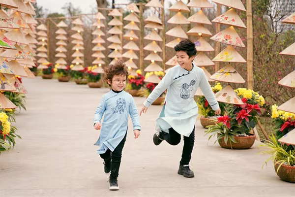 Du xuân Vinhomes, các "thiên thần áo dài" nhí chiếm trọn ánh nhìn ảnh 3 Du xuân Vinhomes, các "thiên thần áo dài" nhí chiếm trọn ánh nhìn ảnh 3