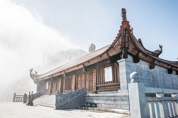 Lễ Phật cầu an, thưởng lãm bức tranh xuân tuyệt đẹp trên đỉnh Fansipan ảnh 10 Lễ Phật cầu an, thưởng lãm bức tranh xuân tuyệt đẹp trên đỉnh Fansipan ảnh 10