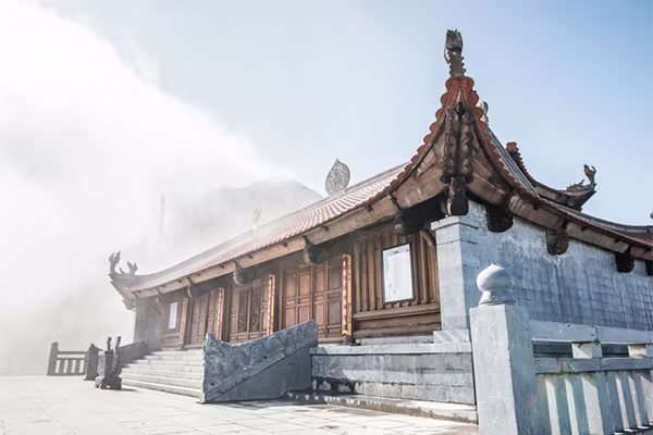 Lễ Phật cầu an, thưởng lãm bức tranh xuân tuyệt đẹp trên đỉnh Fansipan ảnh 10 Lễ Phật cầu an, thưởng lãm bức tranh xuân tuyệt đẹp trên đỉnh Fansipan ảnh 10