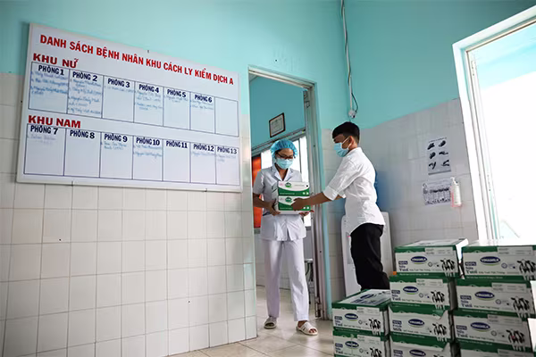 Vinamilk đồng hành tiếp sức cho đội ngũ cán bộ y tế tuyến đầu chống dịch Covid-19 ảnh 5 Vinamilk đồng hành tiếp sức cho đội ngũ cán bộ y tế tuyến đầu chống dịch Covid-19 ảnh 5