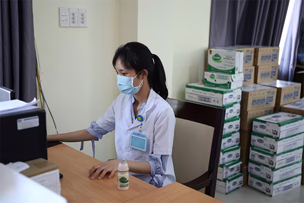 Vinamilk đồng hành tiếp sức cho đội ngũ cán bộ y tế tuyến đầu chống dịch Covid-19 ảnh 6 Vinamilk đồng hành tiếp sức cho đội ngũ cán bộ y tế tuyến đầu chống dịch Covid-19 ảnh 6