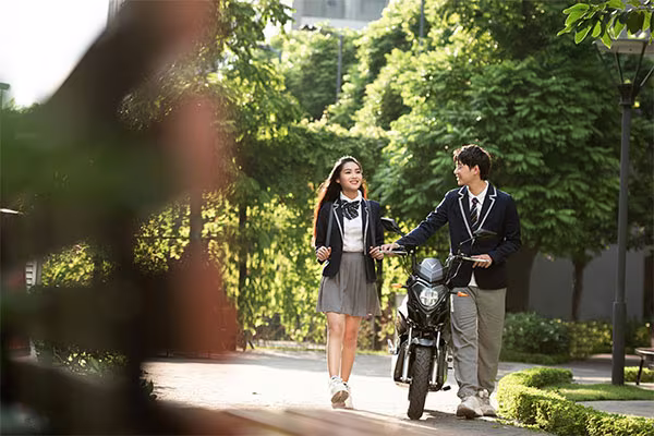 VinFast tặng 50.000 pin xe máy điện cho học sinh – chung tay "kiến tạo tương lai xanh" ảnh 4 VinFast tặng 50.000 pin xe máy điện cho học sinh – chung tay "kiến tạo tương lai xanh" ảnh 4