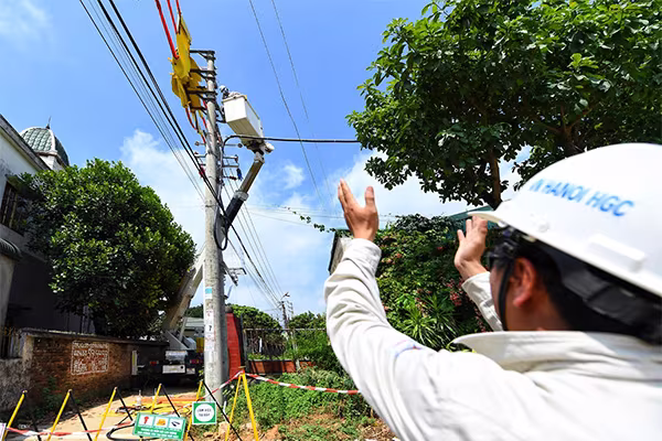 Cuộc chiến cân não trên đường dây điện "sống" của thợ điện "hotline" ảnh 9 Cuộc chiến cân não trên đường dây điện "sống" của thợ điện "hotline" ảnh 9