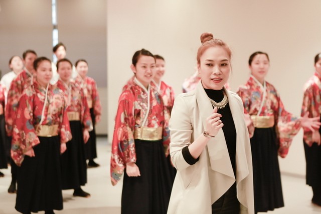 Mỹ Tâm thăm đài MBS và giao lưu, dạy nhảy cho các em học sinh ảnh 4 Mỹ Tâm thăm đài MBS và giao lưu, dạy nhảy cho các em học sinh ảnh 4